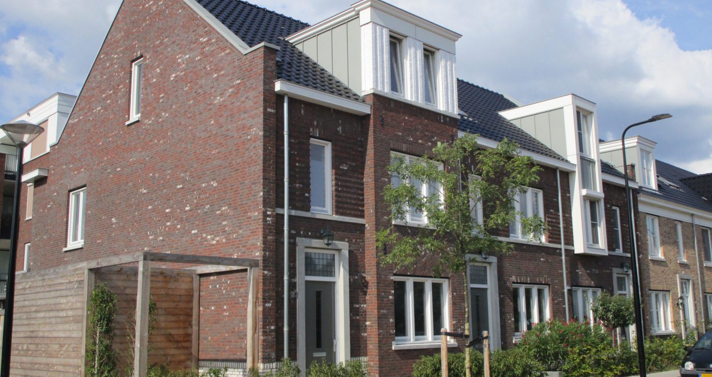 Roof: Madura Zwart Edel Engobe and Madura Roodbruin Engobe | Bricks: Akelei HV WF, Edelstenen-serie Kwarts, HV WF, Edelstenen-serie Rutiel and Topaas WS WF | New Construction Enclosed Houses and Apartments | Brinkhorst, Moordrecht | Architect: LSWA, Oirschot & Kuipers Compagnons, Rotterdam | Contractor: De Vries en Verburg, Stolwijk & Van Erk, Bergmambacht | Roofers: Kooij, Bilthoven | Client: BPD, Delft
