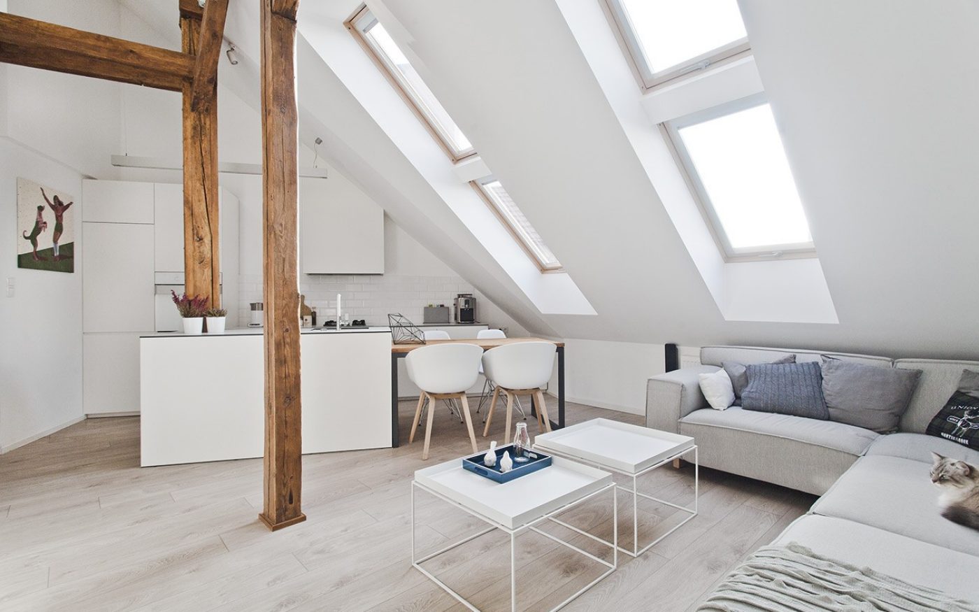 Strešna okna v mansardnem dnevnem prostoru