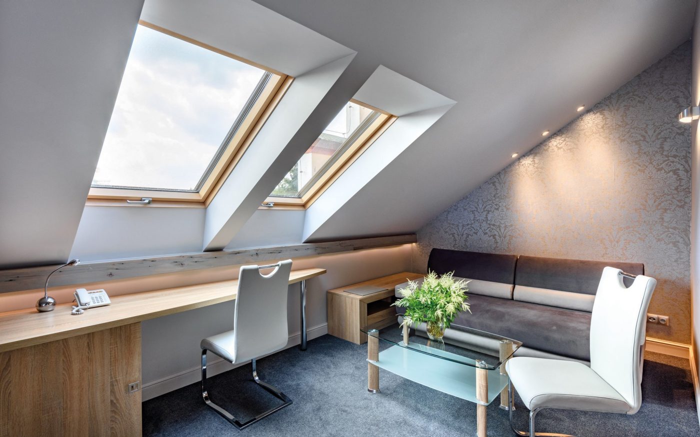 Osvetlitev pisalne mizi s Tondach strešnim oknom